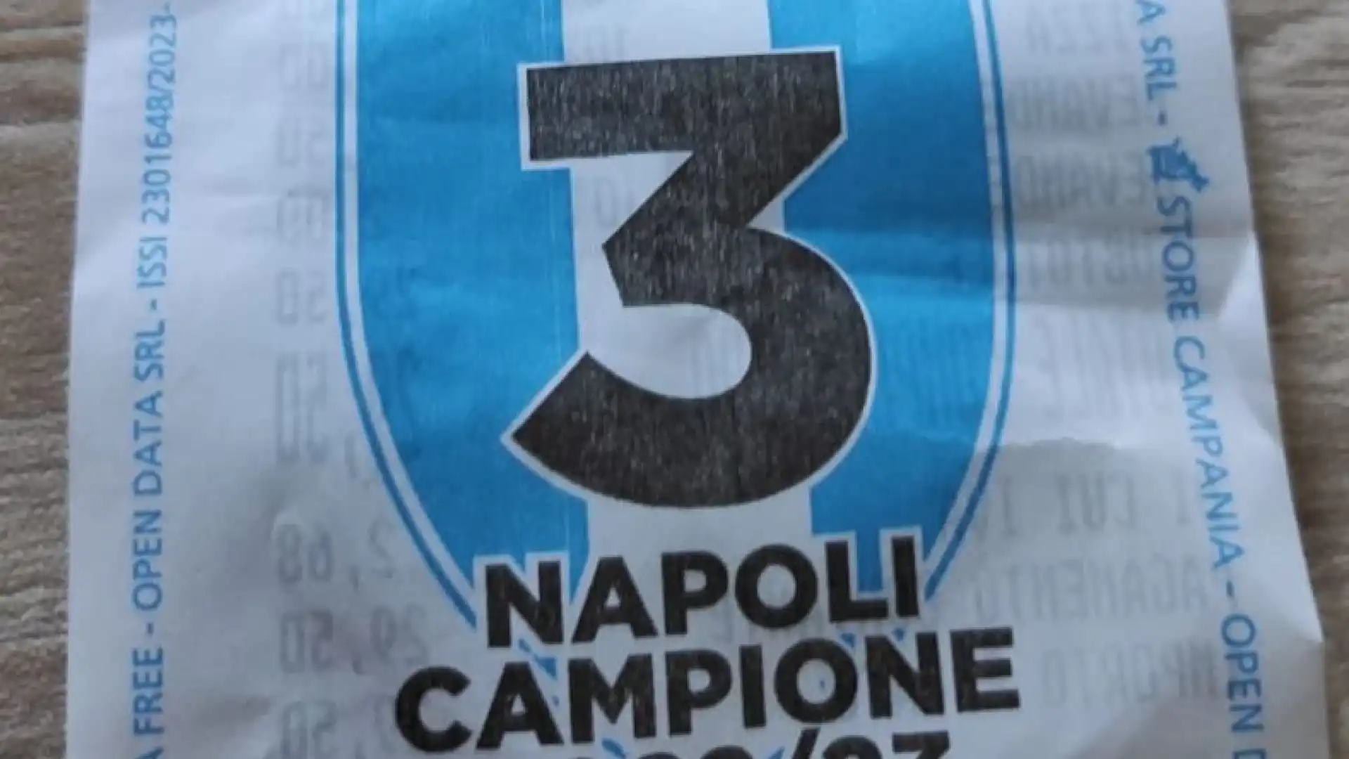 Anche nella Valle del Volturno impazza la “Napolimania”. Al ristorante pizzeria “La Terrazza” di Colli scontrini con il tricolore azzurro.